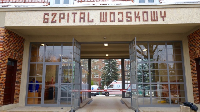 Brama jak z dawnych lat - została zamontowana w Szpitalu Wojskowym w Szczecinie. To replika oryginalnej.