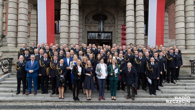 To im Polacy ufają najbardziej - strażacy z Pomorza Zachodniego odebrali okolicznościowe nagrody oraz awanse.