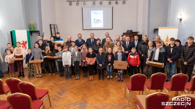 116 laptopów trafiło do uczniów, dzieci i wnuków byłych pracowników PGR-ów w gminie Golczewo w ramach rządowego projektu wsparcia rodzin z dziećmi z terenów popegeerowskich.