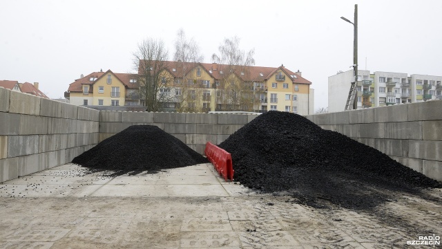 Gmina Gryfino rozpoczęła sprzedaż węgla. Surowiec można odebrać osobiście ze składu przy ulicy Targowej w Gryfinie lub skorzystać z transportu.