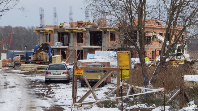 W Kołobrzegu trwa budowa miejskiego osiedla z mieszkaniami przeznaczonymi pod wynajem. Inwestycja będzie jednak dużo droższa niż planowano. Ma też kilkumiesięczne opóźnienie.