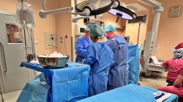 To był wyjątkowy przeszczep w Szpitalu Wojewódzkim w Szczecinie. Nową wątrobę otrzymała pacjentka, która ciężko przechodziła Covid-19.