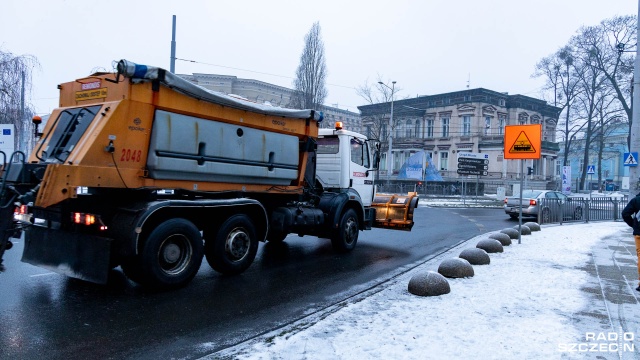 Śnieg zaczął prószyć w Szczecinie, w regionie już pada od jakiegoś czasu. Na trasach zarządzanych przez Generalną Dyrekcję Dróg Krajowych i Autostrad pracują 23 pługosolarki.