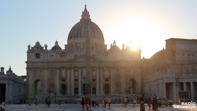 Na Placu świętego Piotra w Watykanie odsłonięto szopkę i zapalono światła na choince. W tym roku drzewko podarował włoski region Abruzja, a szopkę - region Friuli Wenecja Julijska.