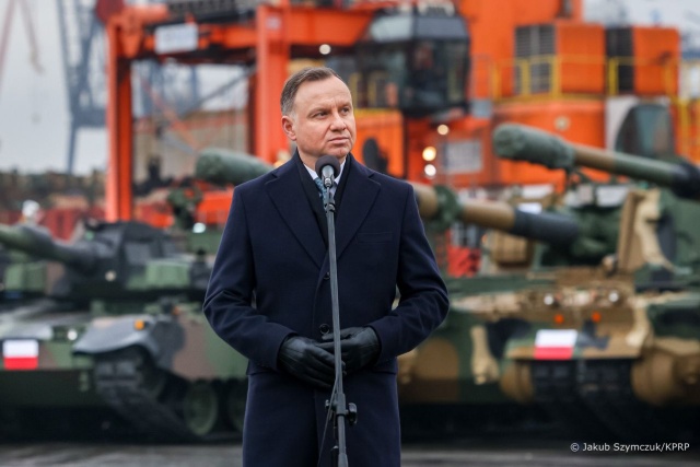 Nikomu nie trzeba tłumaczyć, jak ważne jest tempo modernizacji uzbrojenia w obliczu wojny na Ukrainie - powiedział prezydent Andrzej Duda.