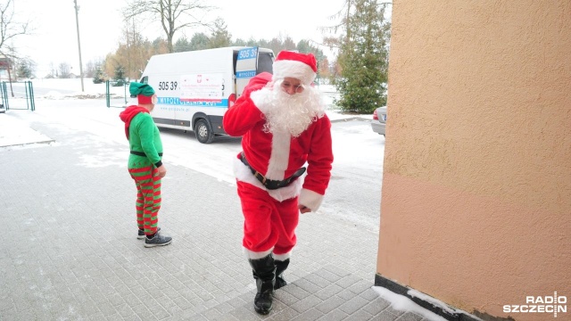 Święty Mikołaj przyjechał z Polski saniami rozdać prezenty dzieciom na Litwie. To w ramach akcji Paczka dla Rodaka i Bohatera na Kresach.