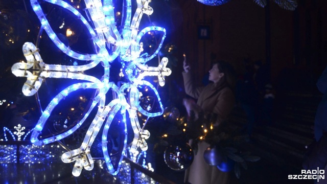 W Kołobrzegu od dziś czuć atmosferę świąt Bożego Narodzenia. Przed miejscowym ratuszem stanęła choinka.