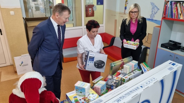 Nowy sprzęt i zabawki dla szpitala w Gryficach