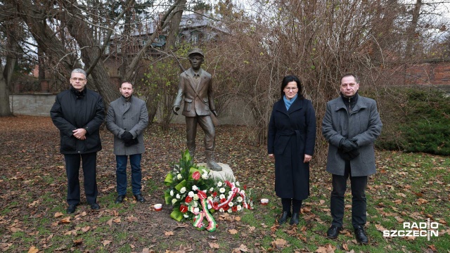 Pamięć o wspólnej walce przeciwko sowieckiej dominacji. W Szczecinie przed pomnikiem Chłopca Węgierskiego złożono w sobotę kwiaty. To w ramach upamiętnienia szczecińskich protestów z 10 grudnia 1956 roku oraz rewolucji węgierskiej - także z 1956 roku.