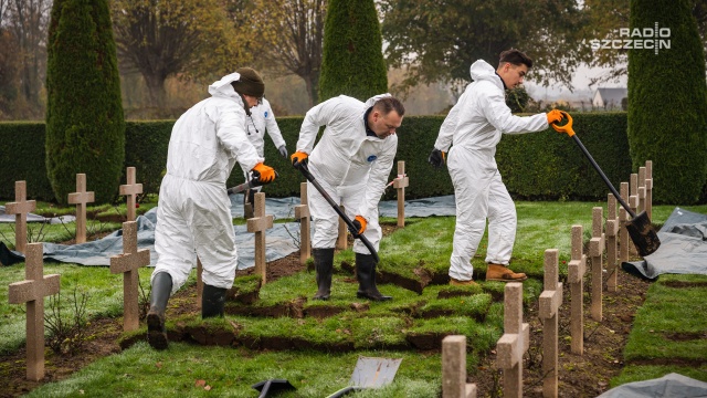 Naukowcy ze Szczecina przywrócą tożsamość żołnierzom 1. Dywizji Pancernej Generała Stanisława Maczka pochowanym w Normandii. Genetycy, archeolodzy i antropolodzy z Polskiej Bazy Genetycznej Ofiar Totalitaryzmów ekshumowali szczątki z 28. bezimiennych grobów na cmentarzu w Langannerie.