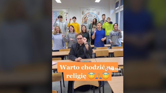 Filmiki na Tik Toku nagrywa z młodzieżą ksiądz z Barlinka. To krótkie przekazy, w których pokazują wiarę w Boga, ale nie tylko. Ksiądz Piotr Łosiewski z parafii pod wezwaniem św. Wojciecha Biskupa i Męczennika w Barlinku w ten sposób postanowił dotrzeć do młodych i w Szkole Podstawowej nr 4 i znakomicie mu się to udaje.