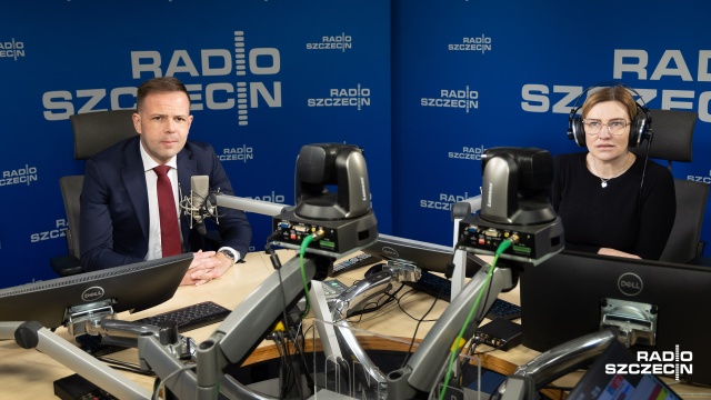 Czterokrotny wzrost środków na utrzymanie biura w Brukseli, budowa studia nagraniowego, a zdecydowanie mniej pieniędzy na ochronę zdrowia i opiekę społeczną - wymieniał radny opozycyjnego klubu Prawa i Sprawiedliwości Rafał Niburski wyjaśniając, dlaczego na ostatniej sesji zachodniopomorskiego sejmiku jego klub nie poparł budżetu województwa na 2023 rok.