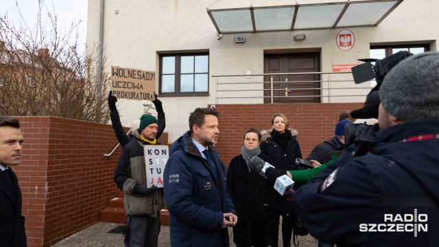 W Prokuraturze Regionalne w Szczecinie rozpoczęło się przesłuchanie w charakterze świadka prezydenta Warszawy Rafała Trzaskowskiego.