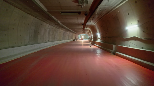 Konstrukcje wewnętrzne tunelu w Świnoujściu są już gotowe. Prowadzone są prace instalacyjne i wyposażeniowe oraz przygotowanie do wykonania nawierzchni.