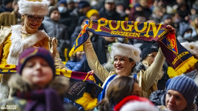 W oczekiwaniu na finał piłkarskich Mistrzostw Świata poczujemy w piątek na stadionie w Szczecinie magię świąt Bożego Narodzenia. Pogoń zaprasza na Kolędowanie z Portowcami. Szczeciński klub przygotował liczne atrakcje i niespodzianki dla kibiców Dumy Pomorza.