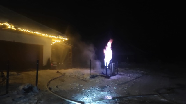 Nocny pożar w podkołobrzeskim Charzynie. Z domu jednorodzinnego ewakuowano matkę z dziećmi.