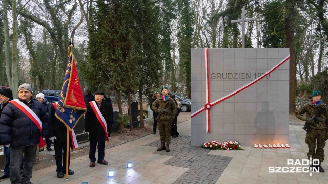 W kwaterze, gdzie pochowano najwięcej ofiar wydarzeń grudniowych 1970 roku w Szczecinie, odsłonięto pomnik Ofiar Grudnia.