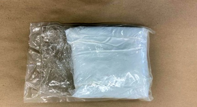 Kryminalni w jednym z mieszkań na terenie powiatu koszalińskiego zabezpieczyli kilogram amfetaminy.