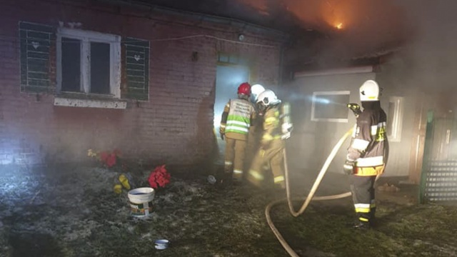 Trzy rodziny straciły dach nad głową w wyniku pożaru domu w Krężelinie w Powiecie Myśliborskim. Strażacy dostali zgłoszenie w tej sprawie o godzinie 19.30. Ogień w domu jednorodzinnym gasiło 7 zastępów straży pożarnej.