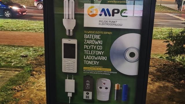 Można tam wyrzucić zużyte baterie, żarówki, tonery czy płyty CD - pierwsze Miejskie Punkty Elektroodpadów stanęły w Szczecinie. To specjalne automaty, do których można wrzucić niepotrzebne przedmioty.
