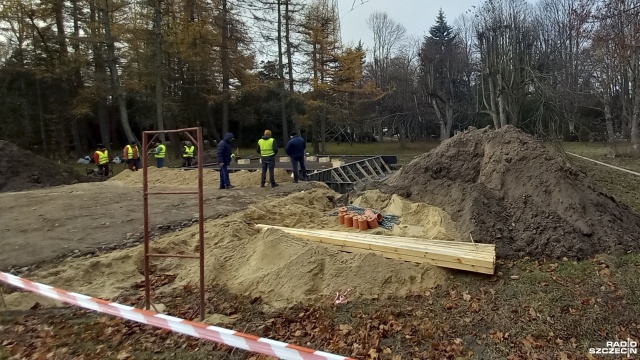 W Kołobrzegu powstaje pomnik poświęcony Polakom zamordowanym przez NKWD. Obelisk został dofinansowany przez Kancelarię Premiera kwotą blisko miliona złotych.