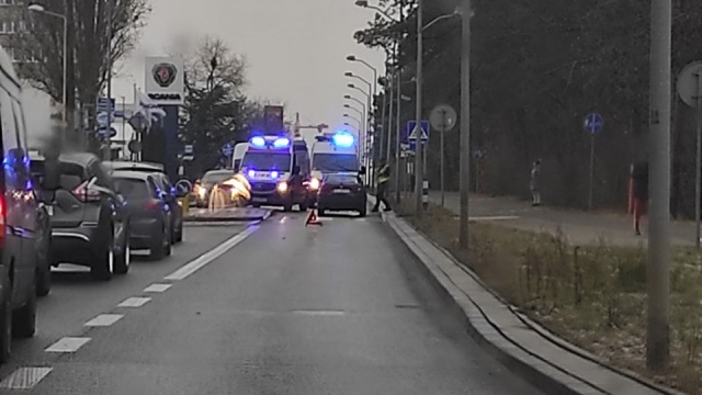 Przy Outlet Parku na prawobrzeżu doszło do potrącenia rowerzysty.