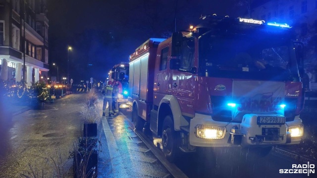 Policja zatrzymała mężczyznę, który groził podpaleniem w kamienicy przy al. Jana Pawła II w Szczecinie. Interwencję zabezpieczała straż pożarna.