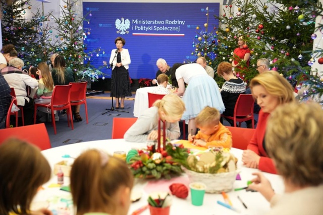 Rząd nie zrezygnuje z żadnych świadczeń socjalnych przyznanych polskim rodzinom w ostatnich latach - zapowiedziała, że minister rodziny i polityki społecznej Marlena Maląg.