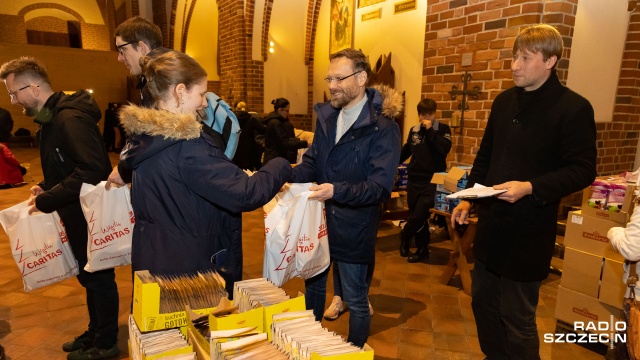 Zrobili tysiąc paczek z żywnością dla bezdomnych i potrzebujących.