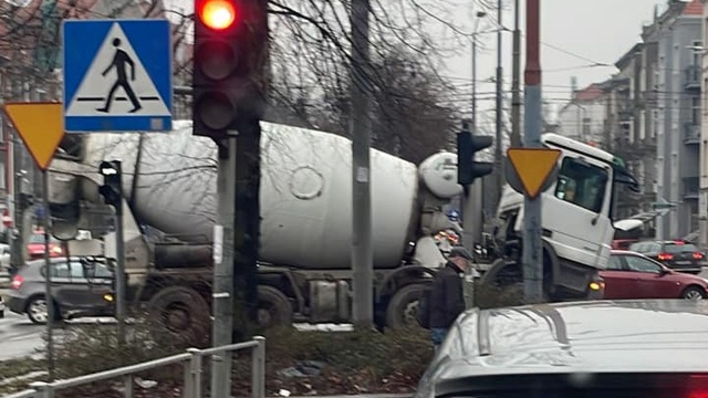Uszkodzona betoniarka przez prawie pół godziny blokowała przejazd przez plac Kościuszki w Szczecinie.