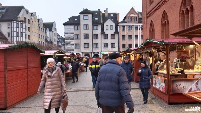 Kołobrzeski Jarmark Bożonarodzeniowy dobiega końca. Po dwóch tygodniach w piątek drewniane domki znikną z okolic ratusza.