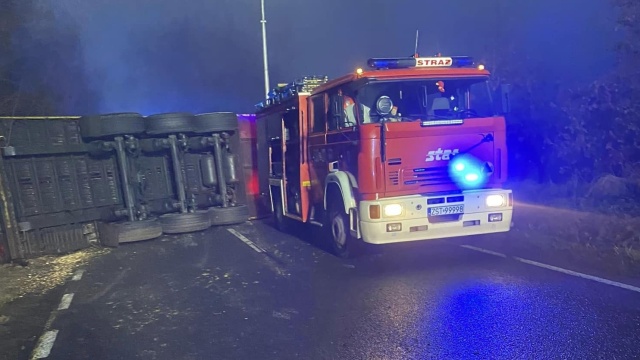 Droga wojewódzka nr 142 zablokowana w obu kierunkach.