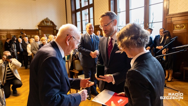 Przedstawiciele środowisk kombatanckich w Szczecinie życzyli sobie spokojnych Świąt Bożego Narodzenia i podzielili się opłatkiem podczas spotkania wigilijnego zorganizowanego przez Wojewodę Zachodniopomorskiego Zbigniewa Boguckiego.