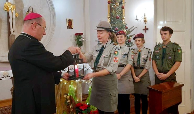 Abp Wojciech Polak przyjął od harcerzy Betlejemskie Światło Pokoju.