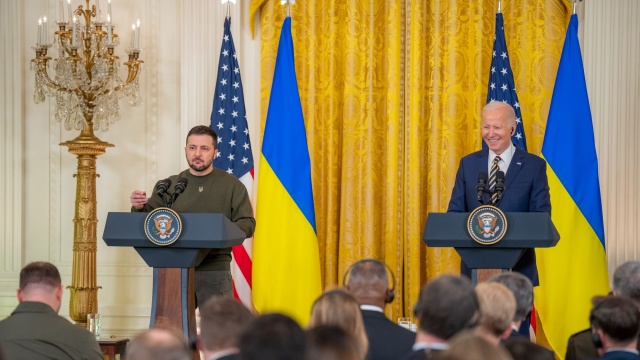 Wizyta Wołodymyra Zełeńskiego w Stanach Zjednoczonych jest więcej niż symboliczna, ma pokazać, że Ameryka będzie dalej wspierać Ukrainę w wojnie z Rosją - o tym dyskutowali publicyści w Kawiarence Politycznej Radia Szczecin.