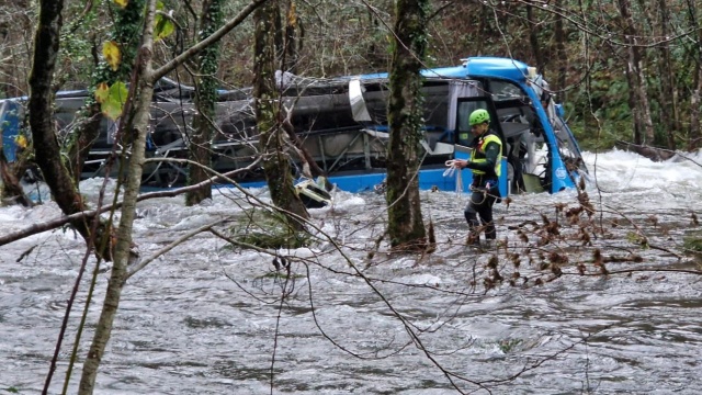 W hiszpańskiej Galicji, w pobliżu miasta Vigo niedaleko granicy z Portugalią, autobus z pasażerami spadł z mostu do rzeki. Pojazdem podróżowały osoby, wracające z odwiedzin w regionalnym więzieniu.