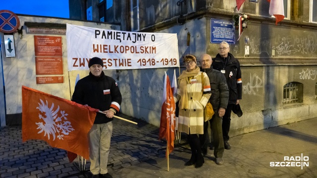 O 16:45, w godzinie rozpoczęcia 104. rocznicy zrywu wielkopolan, pod tablicą upamiętniającą jego uczestników złożono kwiaty oraz zapalono znicze.