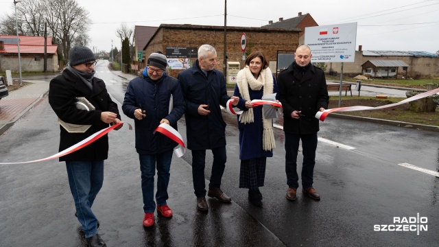 Ponad trzy miliony złotych - tyle kosztowała nowo otwarta droga w Storkowie w Gminie Ińsko. Modernizacja objęła m.in. odświeżenie nawierzchni, chodników i postawienie zeroemisyjnego oświetlenia.