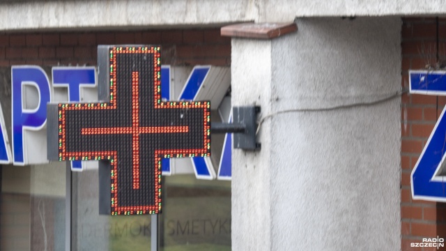 Przed szczecińskimi aptekami ustawiają się kolejki pacjentów, ponieważ brakuje leków - alarmują farmaceuci.