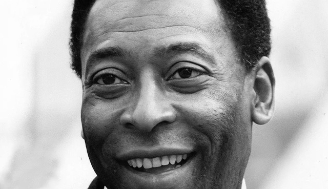 Brazylijska ikona piłki nożnej Pele (właściwie Edson Arantes do Nascimento), powszechnie uważany za największego piłkarza wszechczasów, trzykrotny zdobywca Pucharu Świata zmarł w wieku 82 lat - poinformowała jego rodzina.