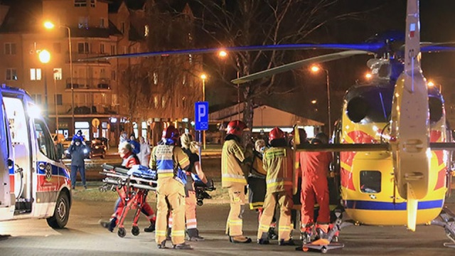 Niesamowita akcja pilota Lotniczego Pogotowia Ratunkowego - by ratować pacjenta śmigłowiec wylądował na parkingu przy restauracji McDonald039s w Świnoujściu.