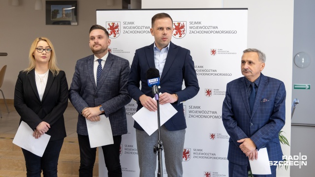 Marszałek Geblewicz zamiast przeprosić za sprawę Krzysztofa F., który był jego najbliższym współpracownikiem atakuje Kościół i dziennikarzy, którzy ujawnili aferę - mówił podczas konferencji prasowej Rafał Niburski, szef klubu radnych PiS w Sejmiku Województwa Zachodniopomorskiego.