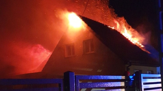 Pożar, wybuchł w czwartek, przy ulicy Gdańskiej. Ogień objął poddasze i cały dach budynku. Nikomu nic się nie stało, lokatorzy w porę opuścili dom.