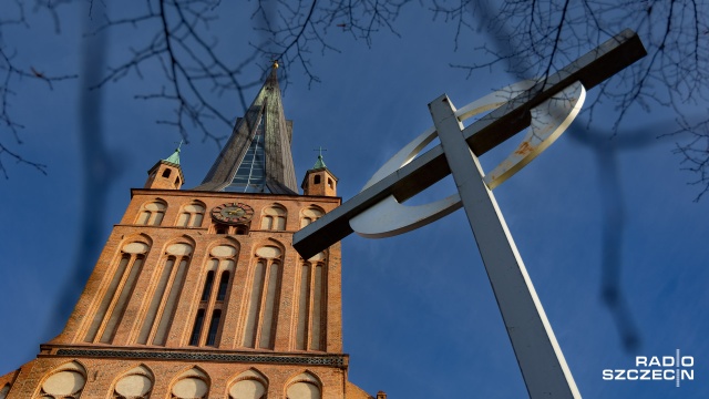 Bicie w dzwony przez trzy minuty, msze święte za zamarłego papieża - tak Kościół Szczecińsko-Kamieński ma uczcić Benedykta XVI. Metropolita szczecińsko-kamieński abp Andrzej Dzięga skierował słowo do księży w archidiecezji.