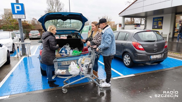 Zapełnione parkingi i ogromne kolejki w szczecińskim sklepach - trwają przygotowania do nocy sylwestrowej.