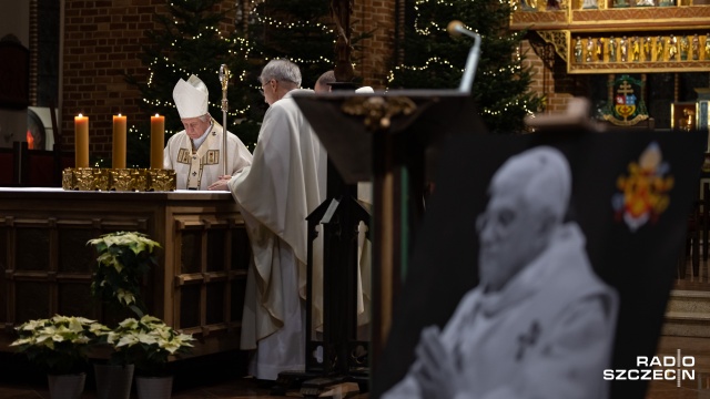 Kościół katolicki obchodzi dziś uroczystość Świętej Bożej Rodzicielki Maryi. Wierni podczas mszy świętych będą też modlić się za zmarłego wczoraj papieża-seniora Benedykta XVI. XVI.