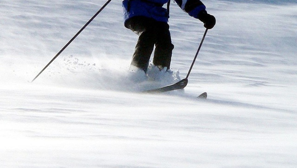 Narciarz alpejski. źródło: https://pl.wikipedia.org/wiki/Narciarstwo_alpejskie