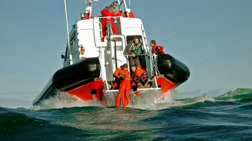 Rozbitków zlokalizował śmigłowiec Marynarki Wojennej, a na pokład zabrała załoga statku ratowniczego Bryza. źródło: https://www.sar.gov.pl/pl/equipment/sar1500/