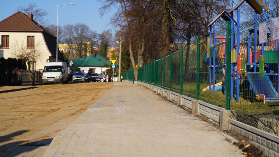 Owocowa to ulica w centrum Pyrzyc; w jej pobliżu znajduje się szkoła, przedszkole i hala sportowa. Fot: Marcin Kokolus [Radio Szczecin]