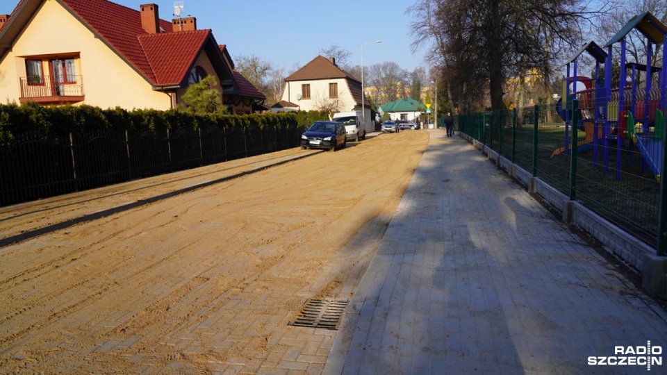 Owocowa to ulica w centrum Pyrzyc; w jej pobliżu znajduje się szkoła, przedszkole i hala sportowa. Fot: Marcin Kokolus [Radio Szczecin]